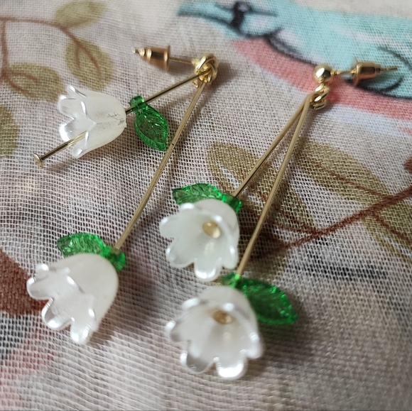 Lily of the Valley Flower Garden Plastic Gold Tone Pierced Earrings Brand New - Picture 13 of 15